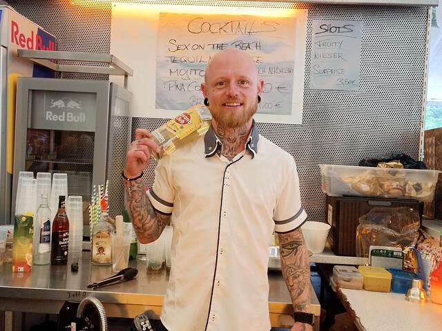 Daniel verwöhnte die Besucherinnen und Besucher mit seinen Cocktails