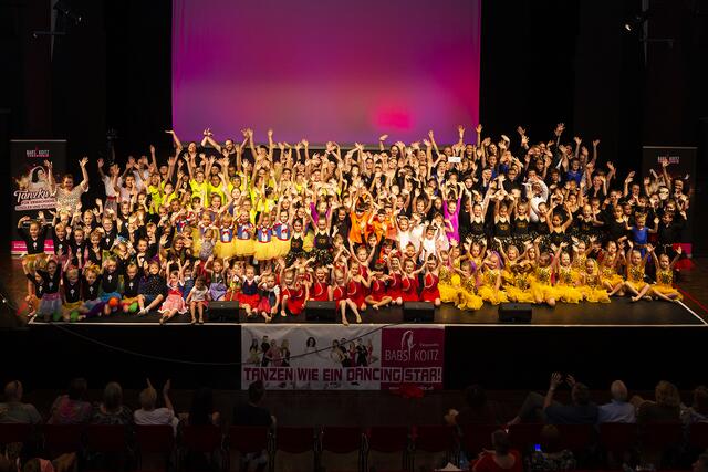 30 Tanznummern von rund 200 Tanzschülerinnen und -schülern begeisterten die vielen Besucherinnen und Besucher der großen Babsi Koitz-Abschlussshow. | Foto: monika winter photography