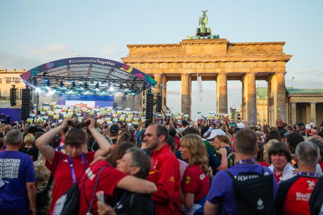 Zur Abschlussfeier versammelten sich am Sonntagabend tausende Sportlerinnen und Sportler mit ihren Delegationen am Brandenburger Tor.  | Foto: GEPA/Special Olympics Österreich