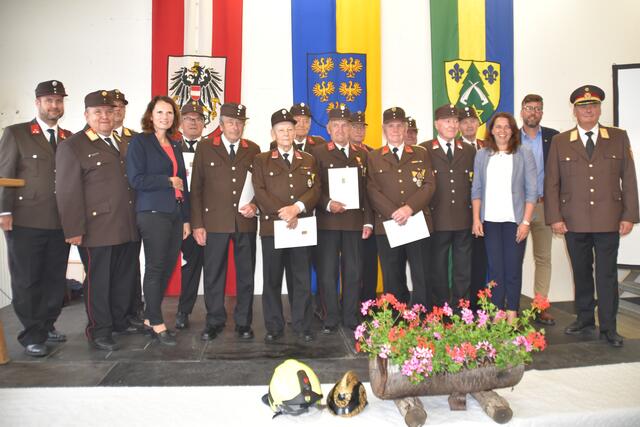 Die Ehrengäste mit den Geehrten für 60- und 70-jährige Feuerwehrzugehörigkeit. | Foto: Borsdorf