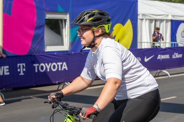 Kerstin Holzer hatte auch während des Rennens für ihre Fans ein Lächeln parat. | Foto: GEPA/Special Olympics Österreich