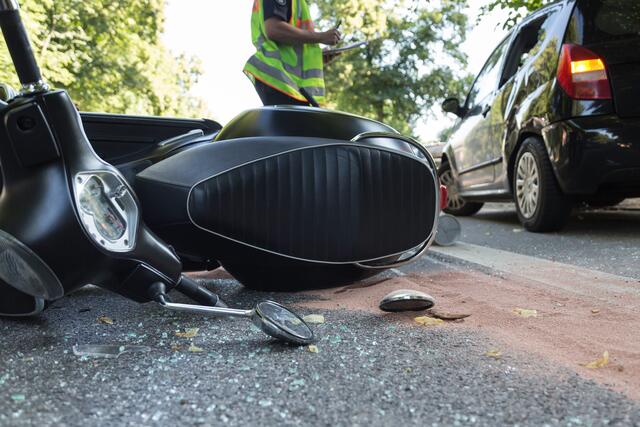 Durch die Berührung mit einem entgegenkommenden Pkw kam die Mopedlenkerin zu Sturz. | Foto: Adobe Stock/kara (Symbolfoto)