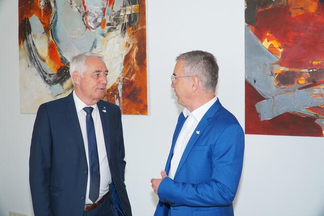 Verbandsobmann Wagner und Dir. Mittermayr (v.l.) bei einem letzten Abstimmungsgespräch, ehe die Eröffnungsfeier begann. | Foto: Reichel