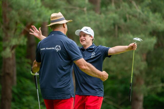 Grazer Gold-Golfer: Florian Bittmann (re.) räumte mit seinem Unified-Partner und Vater Johannes Bittmann bei den Special Olympics World Games 2023 ab. | Foto: GEPA/Special Olympics Österreich