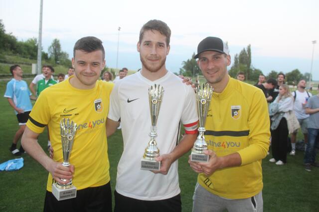 Marco Seidl (Mitte) mit dem Siegerpokal für "Eine Runde Spritzer bitte".  | Foto: arbes