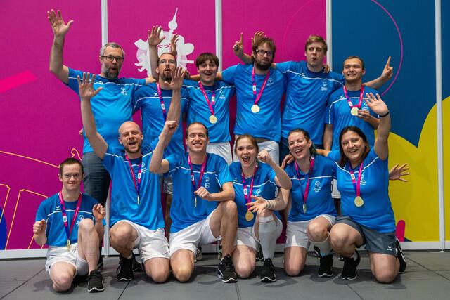 Am Samstag fixierten die Volleyballer im Mixed-Finale gegen Italien olympisches Gold – stehend von links: Trainer Sebastian Scheucher, Viktor Krawczyk, Jakob Freh, Lukas Kupfersberger, Trainer Dominik Rabl und Dmitro Skreklja; vorne von links: Stefan Schoppler, Florian Biermair, Maximilian Linser, Katrin Mayr, Valerie Quade und Melek Orhan | Foto: GEPA/Special Olympics Österreich