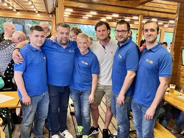 Diesmal war der Kanal tiefblau: Die Freiheitlichen feierten im Bootshaus. | Foto: FPÖ WRN