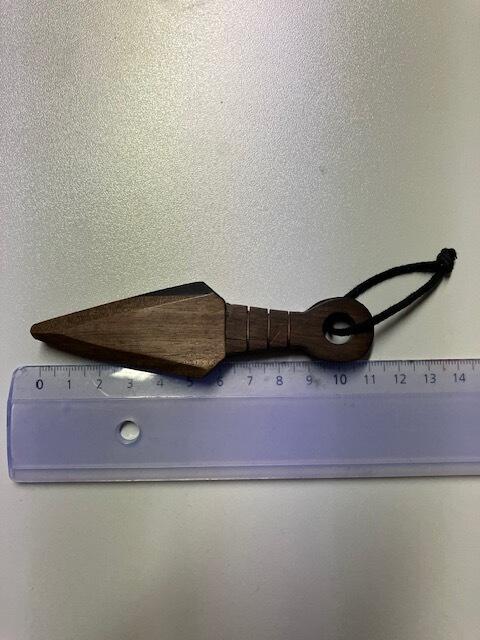 Bei der Fahrzeugkontrolle wurde eine verbotene Waffe bei dem 22-jährigen gefunden. | Foto: LPD Salzburg
