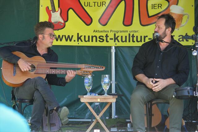 Chris Seiner und Bernhard Lohr(r.) spielten in der Bierwerkstatt ein Live-Konzert. | Foto: RegionalMedien Steiermark/Hofmüller