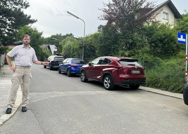 Armin Blind von der FPÖ beim Lokalaugenschein. In Hinterhainbach sollen künftig legale Stellplätze geschaffen werden. | Foto: FPÖ Penzing