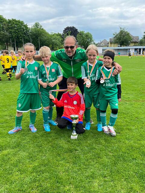 "Hart trainiert und jetzt haben wir Turnier und Pokal gewonnen", sagen die Landskorner Kids.  | Foto: Wirth/KK