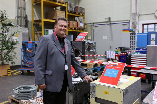 Gerhard Caravias nahm sich für eine Führung durch "seine" Eisenbahnwelt viel Zeit. | Foto: Reischl