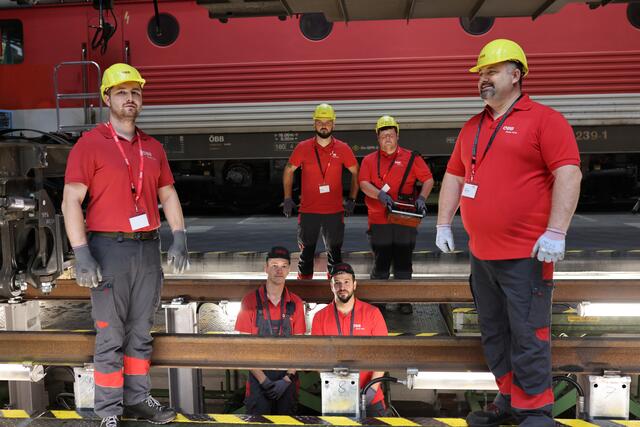 Starke Eisenbahner: In Linz werden die bekannten Loks rund um die Taurus oder Vectron gewartet. | Foto: Reischl (alle)