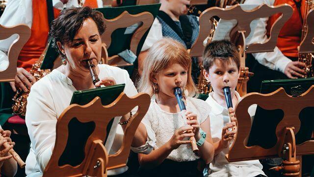 Die Jüngsten erlebten das Orchesterfeeling mit viel Unterstützung hautnah. | Foto: Wutte