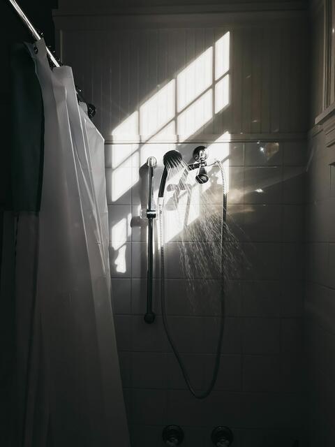 Eine kalte Dusche vor dem zu Bett gehen, kann für einen besseren Schlaf während einer Hitzewelle sorgen. | Foto: unsplash/Tanner Marquis (Symbolbild)
