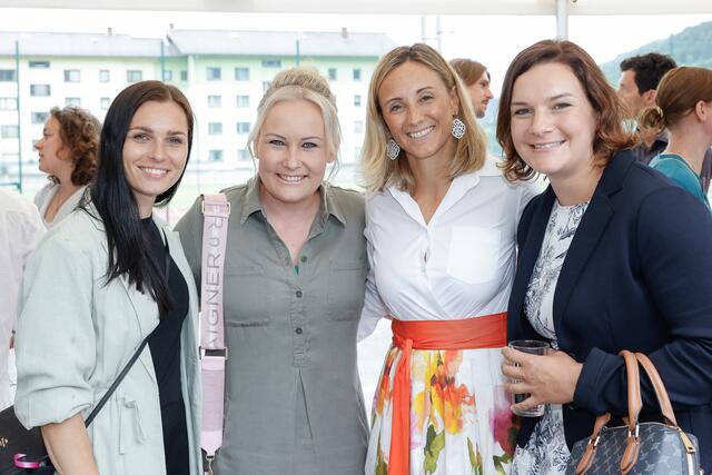 Anna Veith, Tamara Tippler, Michi Kirchgasser und Ramona Siebenhofer feierten mit der Ski-Akademie. | Foto: Martin Huber