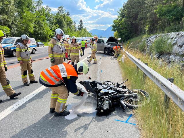 Im Baustellenbereich auf der A12 bei Haiming ereignete sich ein Frontalunfall zwischen einem PKW und einem Motorrad. Der Fahrer des Motorrads erlag seinen Verletzungen noch an der Unfallstelle. Die Autobahn war kurzzeitig vollständig gesperrt. | Foto: Zeitungsfoto.at