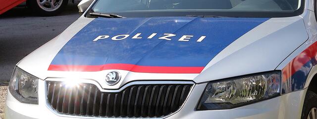 Am Sonntag am Nachmittag ereignete sich in Ötz ein Verkehrsunfall. Eine Motorradfahrerin prallte auf ein vor einem Schutzweg haltendes Auto. | Foto: Walpoth  / Symbolbild