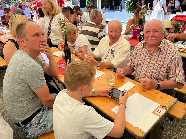 Bis auf den letzten Sitzplatz waren die Sitzgelegenheiten beim Kellerfest besetzt. | Foto: Wutte