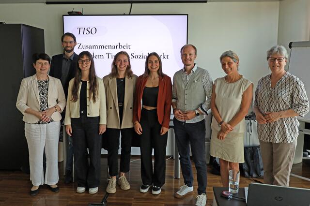 Vizebürgermeister Johannes Anzengruber (3.v.r) mit (v.l.n.r.): MCI-Lektorin Margit Schäfer, MCI-Studiengangsleiter Lukas Kerschbaumer, den MCI-Studentinnen Leonie Kollmar, Angelika Trickl und Lea Astner sowie der TiSo-Geschäftsführerin Michaela Landau und der Innsbrucker Caritas-Direktorin Elisabeth Rathgeb im Innsbrucker Rathaus. | Foto: IKM/Bär