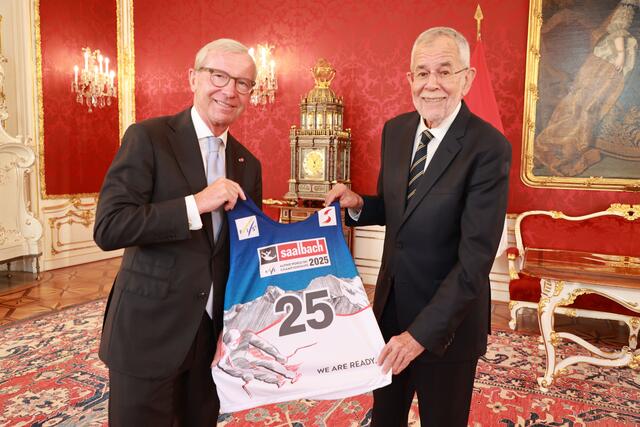BeschreibungLandeshauptmann Wilfried Haslauer (links) bei der Überreichung einer symbolischen Startnummer zur Ski-WM 2025 in Saalbach/Salzburg an den österreichischen Bundespräsidentin Alexander van der Bellen in der Hofburg in Wien. | Foto: Land Salzburg / Franz Neumayr