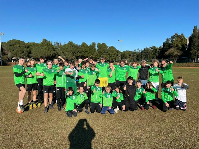 So schön und verbindend kann Fußball in Landskron sein.  | Foto: Wirth/KK