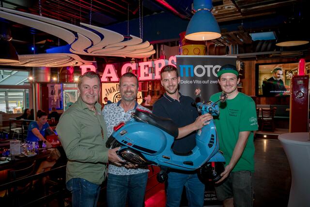 Italian Bike Days im Racers: MOTEC-Eigentümer Dieter Hahn (li) und Peter Leber (re), Racers-Chef Andreas Kulle mit Sohn Oliver. 