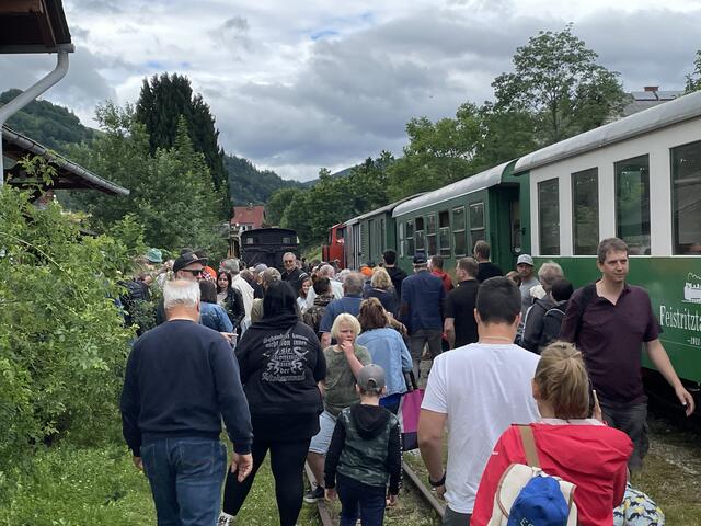 Der Ansturm zur Sonderfahrt mit der Feistritztalbahn war dementsprechend enorm. | Foto: RegionalMedien Steiermark/Hofmüller