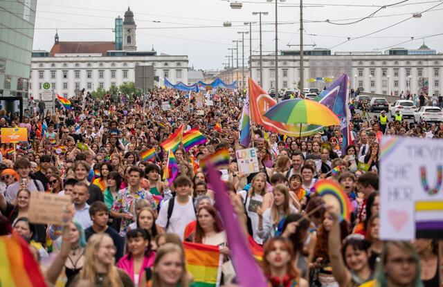Rund 10.000 Besucherinnen und Besucher folgten dem Aufruf der HOSI Linz und feierten friedlich auf der Linzpride 2023. | Foto: Markus Pichler-Scheder