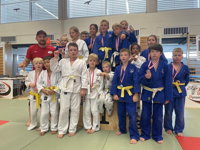 Die Altersklasse U8/U10 mit Trainer Michael Schatzl. | Foto: Verein Judo Union Dynamic One