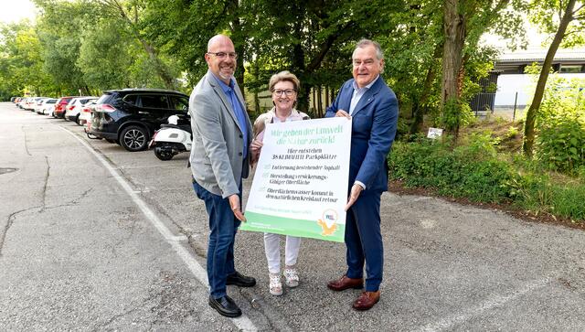 Umweltstadtrat Norbert Horvath, Anrainerin Stadträtin Erika Buchinger und Infrastrukturstadtrat LAbg. Franz Dinhobl in der Altabachgasse. | Foto: Stadt Wiener Neustadt/Weller