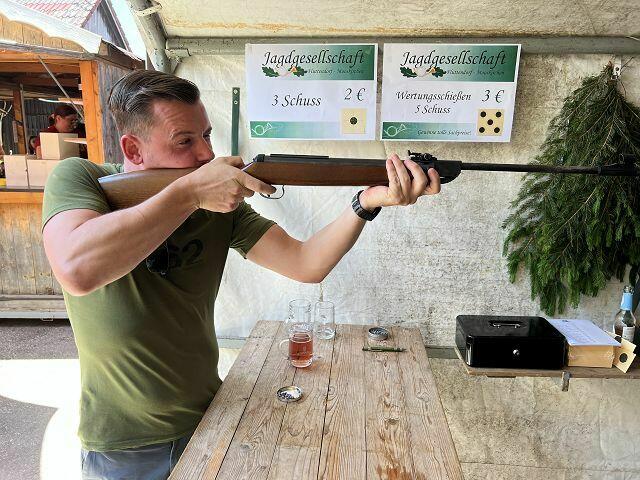 Die Jagdgesellschaft bot auch ein Gewehrschießen an. | Foto: Wutte