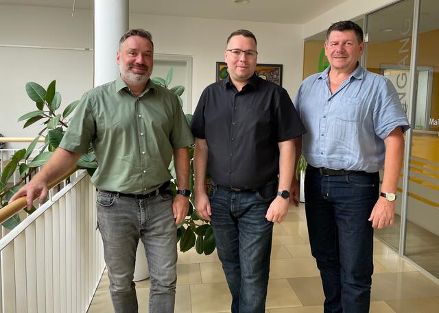 René Pfleger (Mitte) mit Bürgermeister Andreas Derntl (links) und Peter Schöllbauer, Gemeindeamt St. Georgen/Gusen.