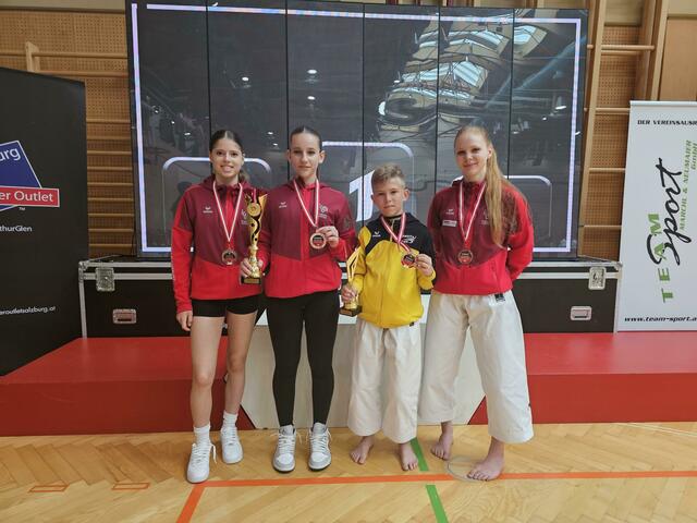 Leonie Korner (2. Platz U16), Tamara Lehner (1. Platz U16), Emil Zadina (1. Platz U14), Elena Eidler (3. Platz U18) | Foto: Frieways-Karateclub