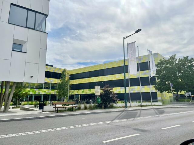 In der Fischamenderstraße befinden sich die Handelsakademie und das Gymnasium Bruck an der Leitha.  | Foto: Michalka 