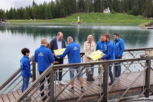 Übergabe der Spendenschecks auf der Seealm Hög. | Foto: Othmar Kolp