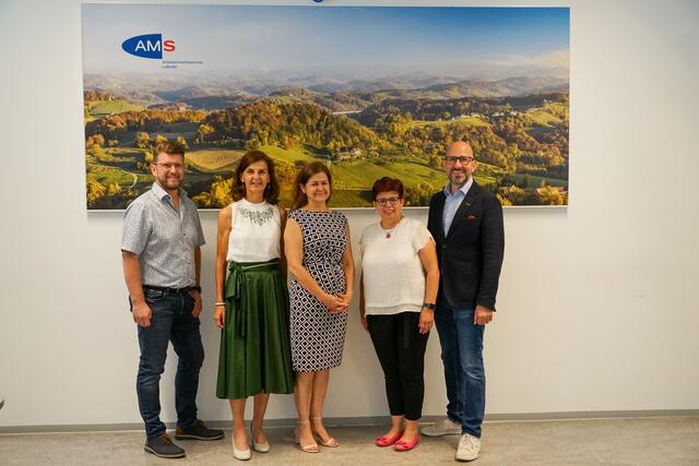 Ingrid Gürtl (2.v.l.) mit Soziallandesrätin Doris Kampus, Landtagsabgeordnete Bernadette Kerschler, Bürgermeister Michael Schumacher und Regionalgeschäftsführer Gerhard Schreiner (li) | Foto: Weissitsch
