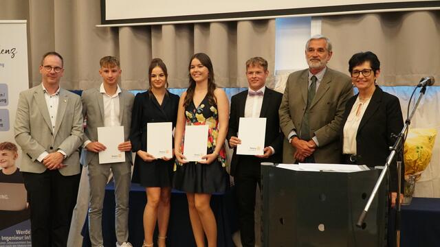 Schülerinnen und Schüler der HAK Feldbach durften sich über den "Rotary Youth Business Award 2023" für ihre Diplomarbeit freuen. | Foto: Rotary Feldbach