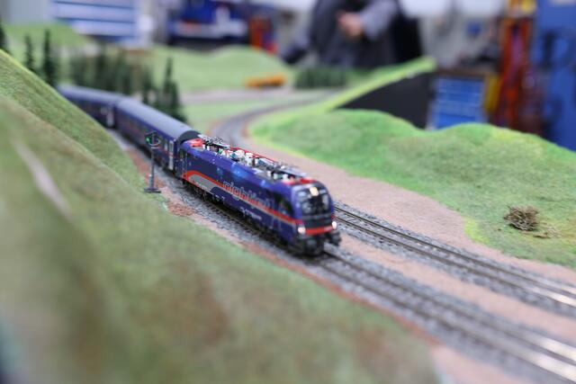 Egal ob im Modell oder in echt: Beim Tag der offenen Tür konnte man den ÖBB Nightjet bestaunen. | Foto: Reischl