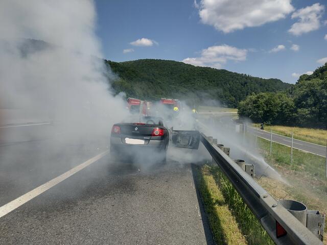 Fahrzeugbrand auf der A21 bei Alland. | Foto: FF Alland