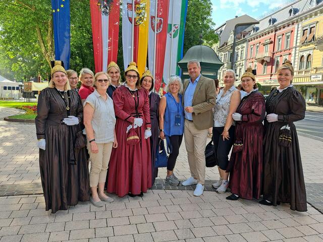 Bürgermeister Gerhard Köfer mit den Spittaler Goldhaubenfrauen und den Mitgliederns des Woman s Club of Pewaukee : Alexandra Lerch-Gaggl,
Susan Vetrovsky-Goldstone, Sandra Potter, Abby Lorenz und Clair Sedushak | Foto: Privat