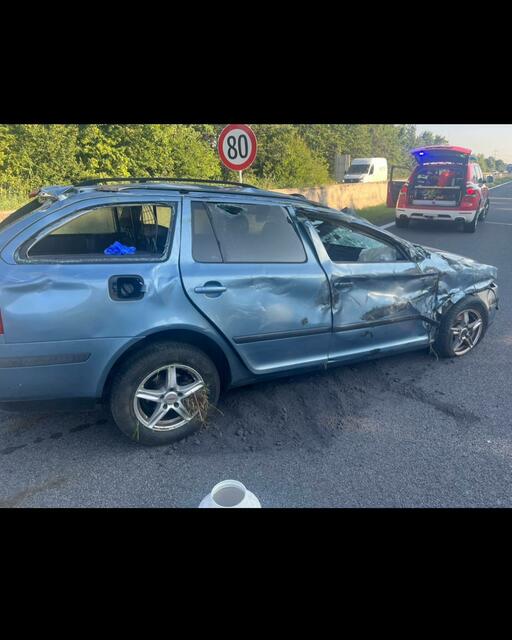Der Lenker des eingeklemmten PKW war bei Eintreffen der Florianis bereits am Weg ins Krankenhaus. | Foto: FF Parndorf