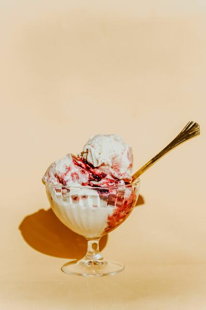 Eine Kugel Eis bei der Hitzewelle sollte kein Problem sein, doch das kann schnell ausarten. Also vielleicht doch keinen Riesen-Eisbecher gegen die Hitze bestellen! | Foto: unsplash/Kelsey Curtis (Symbolbild)