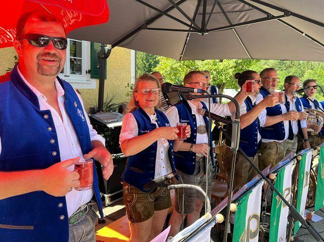 Die Knappenmusi der Bergkapelle Oberdorf sorgte für die Musik. | Foto: Wutte