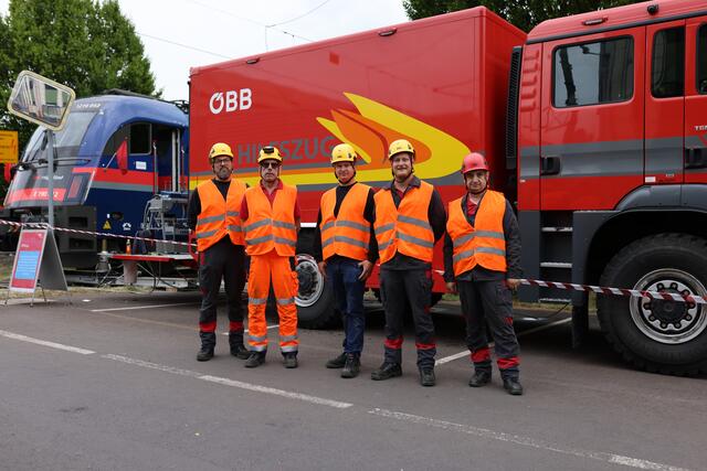 Entgleist ein Zug, kommt der Hilfszug und hebt die Loks wieder in die Schienen. | Foto: Reischl