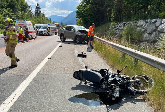 Im Baustellenbereich auf der A12 bei Haiming ereignete sich ein Frontalunfall zwischen einem PKW und einem Motorrad. Der Fahrer des Motorrads erlag seinen Verletzungen noch an der Unfallstelle. Die Autobahn war kurzzeitig vollständig gesperrt. | Foto: Zeitungsfoto.at