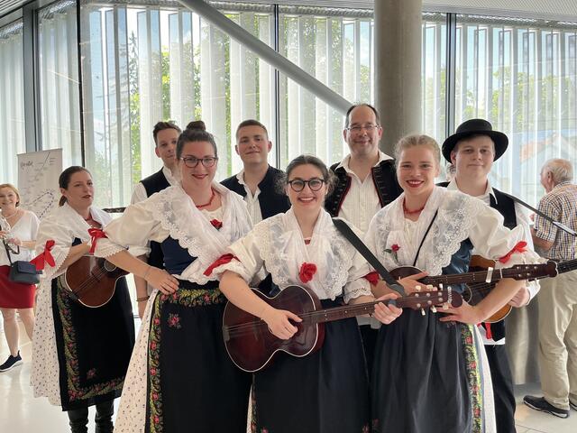 12 verschiedene Tamburica-Gruppen aus dem ganzen Burgenland traten am Samstag auf der Bühne im Kulturzentrum auf und zeigten ihr Können | Foto: Sarah Asia Skarich