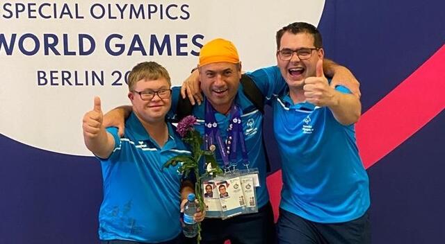 Von links: Erik-Marc Schirmer, Coach Gottfried Alberndorfer und Jakob Kreindl. | Foto: GEPA pictures/Special Olympics Österreich