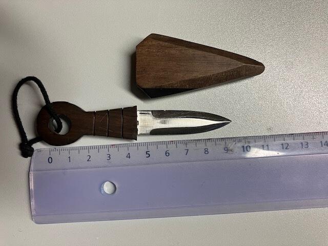 Eine verbotene Waffe konnte sichergestellt werden. | Foto: LPD Salzburg