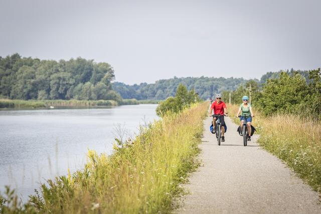Auch mit dem Fahrrad sind die Erlebnis-Stationen sehr gut zu erreichen. Die Fernradwege Innradweg, Römerradweg und Tauernradweg führen direkt am Naturium vorbei. | Foto: Thomas Kujat/Marketinggruppe Innradweg